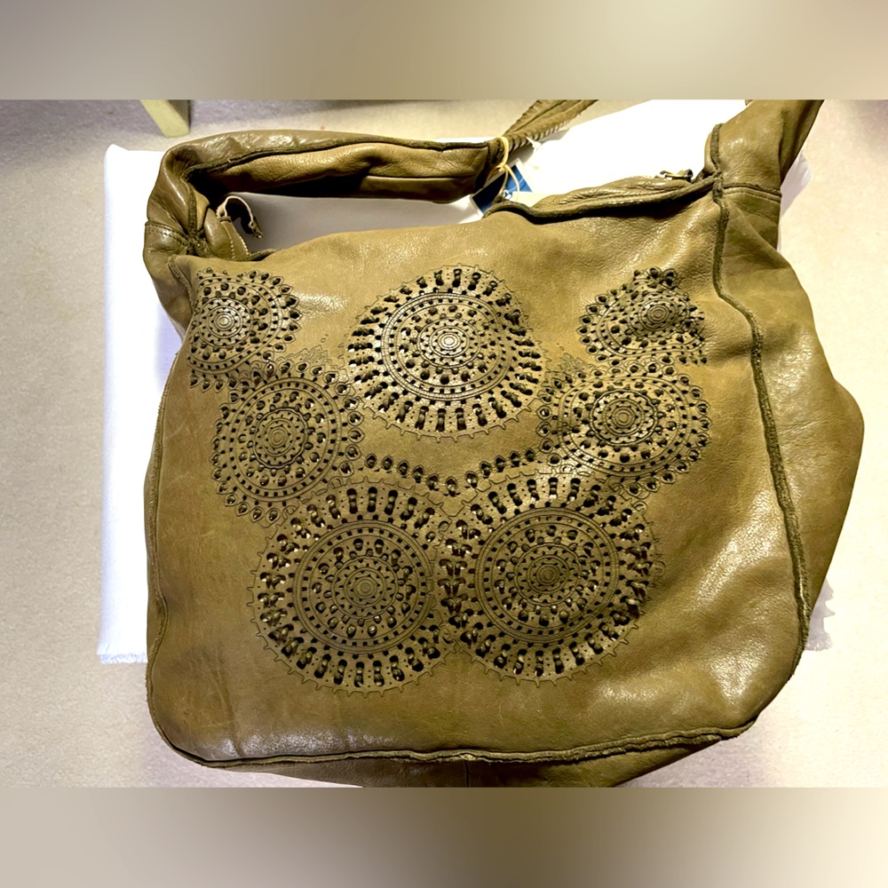 NWT  ERRELLEVENTIDU  HANDBAG.  Made in Italy.  Soft Leather.